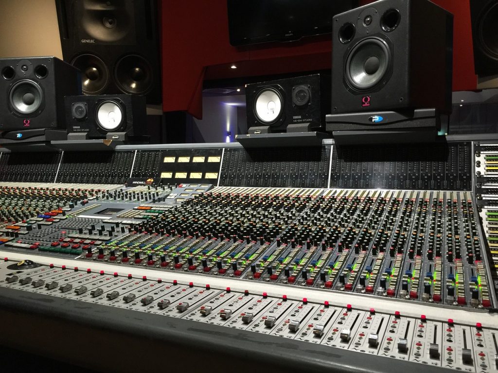 racunar-u-muzickom-studiju muzicki studio, audio produkcija snimanje. Ov su korisni saveti za sve koji zele da snimaju svoje projekte.